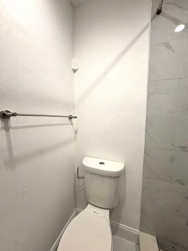 Building Photo - Updated 3-Bed/2-baths Home with Screened Porch & Lush Yard in Pompano Beach Highlands