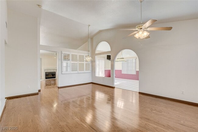 Building Photo - 114 E Tamarack Dr