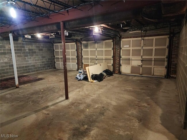 Building Photo - 6960 Carriage Hill Dr