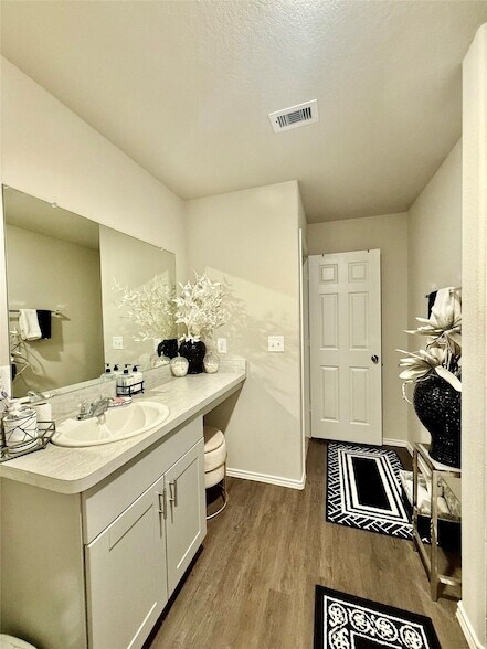 Building Photo - 9921 Spg Crk Rd