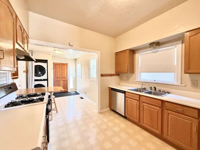 Building Photo - Charming 3-Bedroom Home with Yard – Conven...