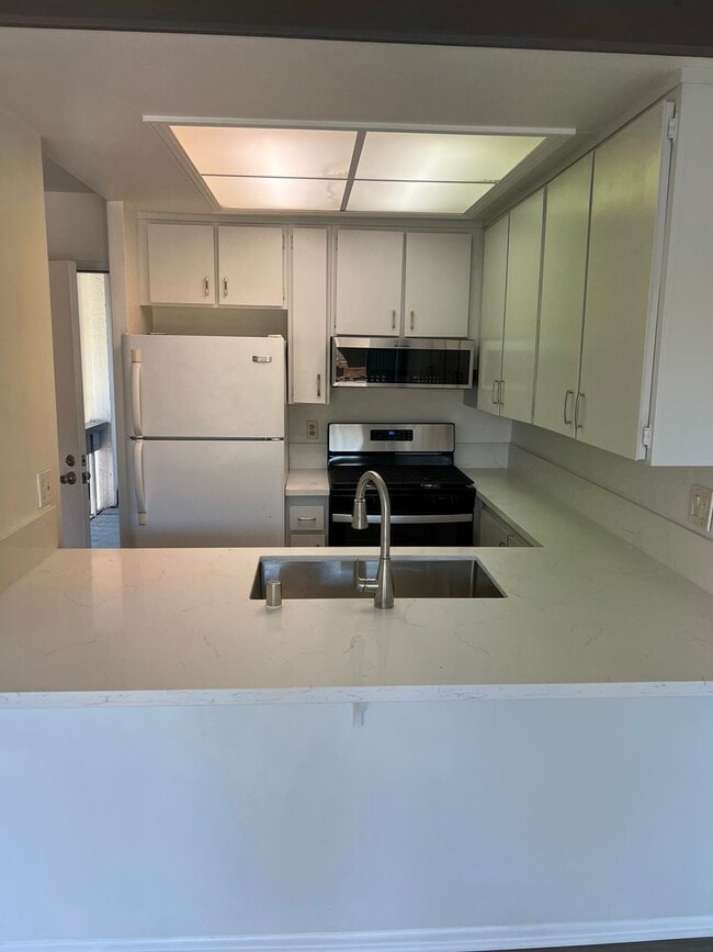 Building Photo - Upstairs Studio Condo in Huntington Harbor...