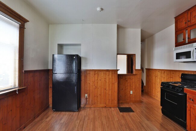 Building Photo - Large 4 Bedroom North Campus Townhouse - 1st house from High Street