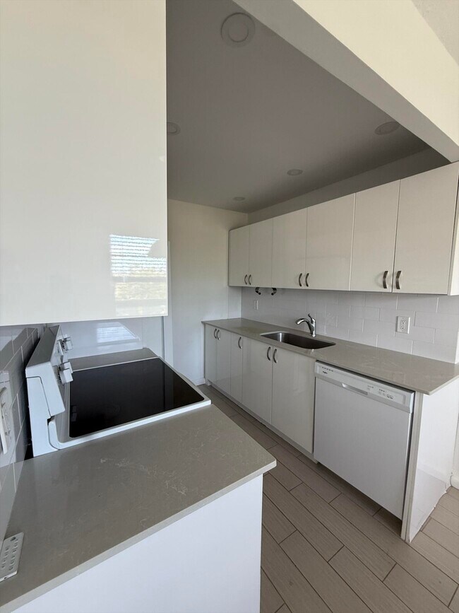 Building Photo - 4085 Cornwall E