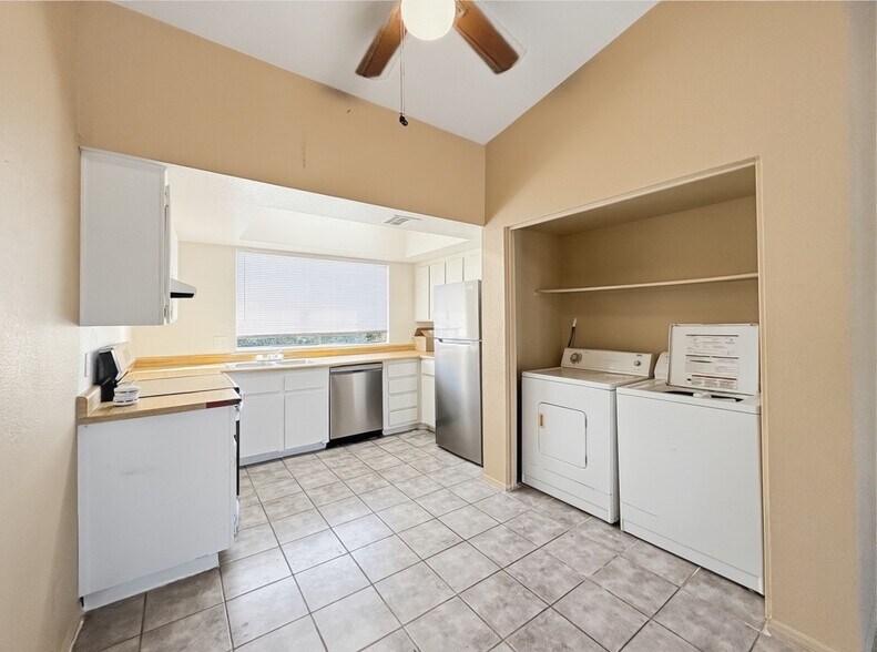 Building Photo - 10820 N 16th Ave