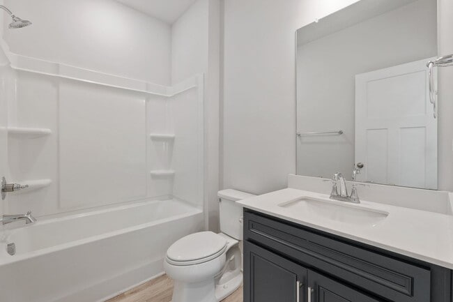 Building Photo - Beautiful 4 Br, 2 BA Home with 2 Car Garag...
