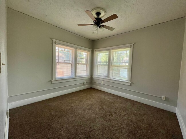 Building Photo - AVAILABLE NOW!! Move-In Special! Half Off ...