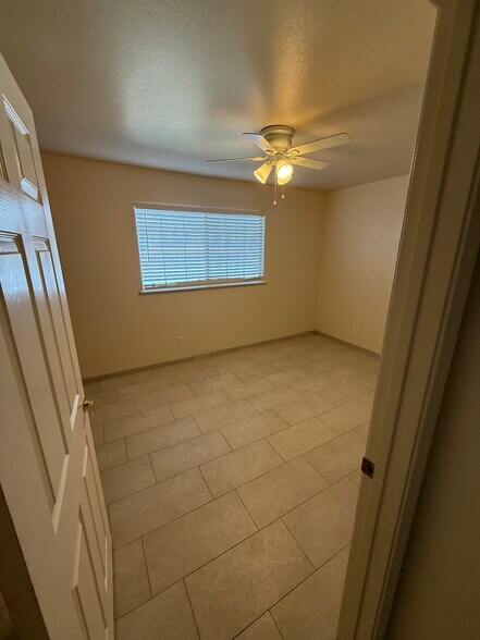 Building Photo - 1542 E Alluvial Ave