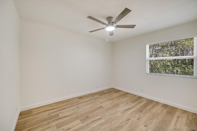 Building Photo - "Charming 2-Bed Retreat in Georgetown – Cozy 768 Sq Ft Haven!"