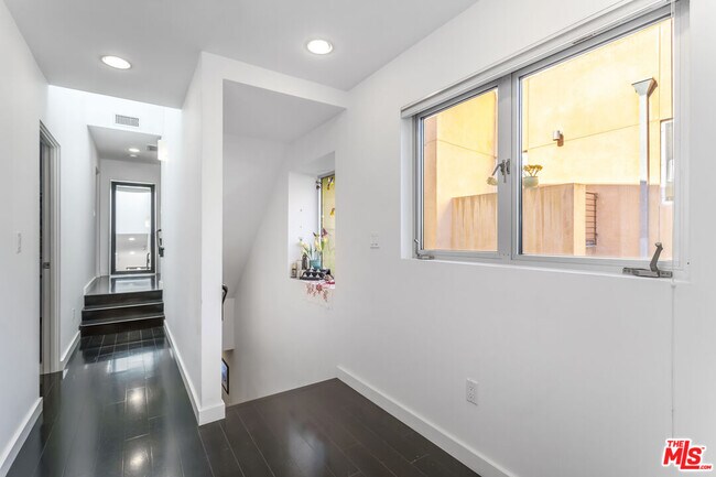 Building Photo - 900 N W Knoll Dr