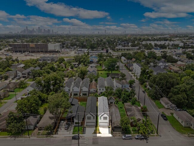 Building Photo - 406 E 33rd St