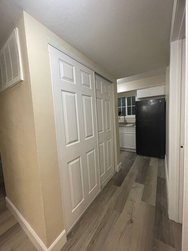 Building Photo - One bedroom, One bath. Downstairs unit. 89101
