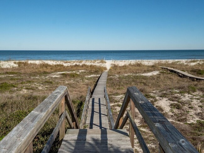 Building Photo - Chalet by the Sea SHORT OR LONG TERM RENTAL