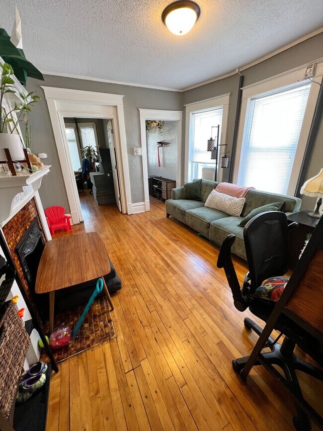 Building Photo - 922 E 5th St