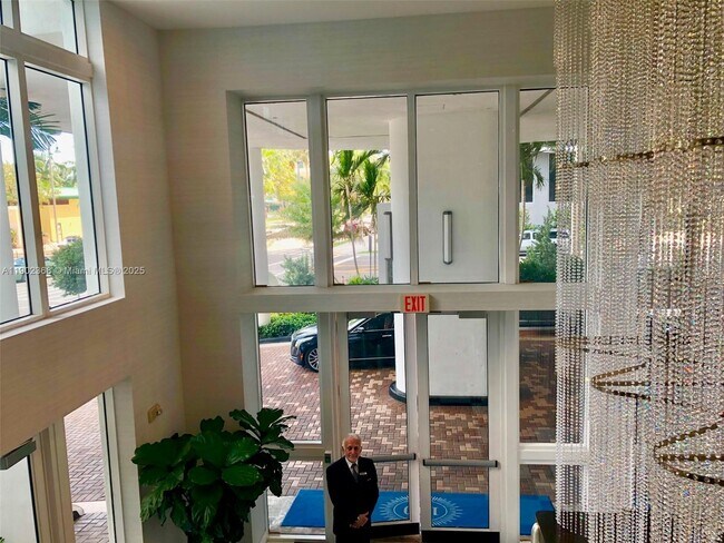 Building Photo - 1800 N Bayshore Dr