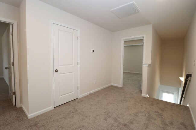 Building Photo - Spacious 3BR Home with Community Pool!