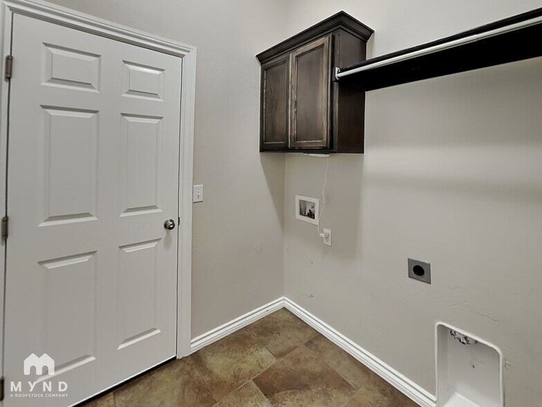 Building Photo - 1007 Merlin Dr