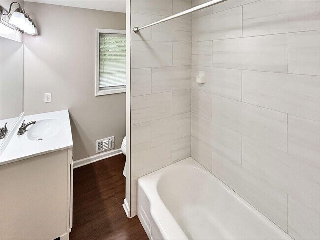 Building Photo - 4239 Pinetree Dr