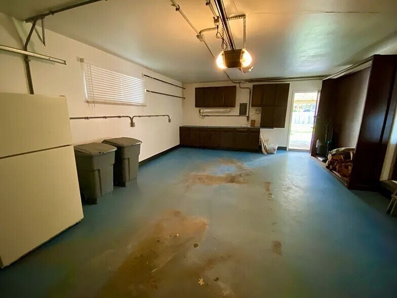 Building Photo - 5290 W Plymouth Dr