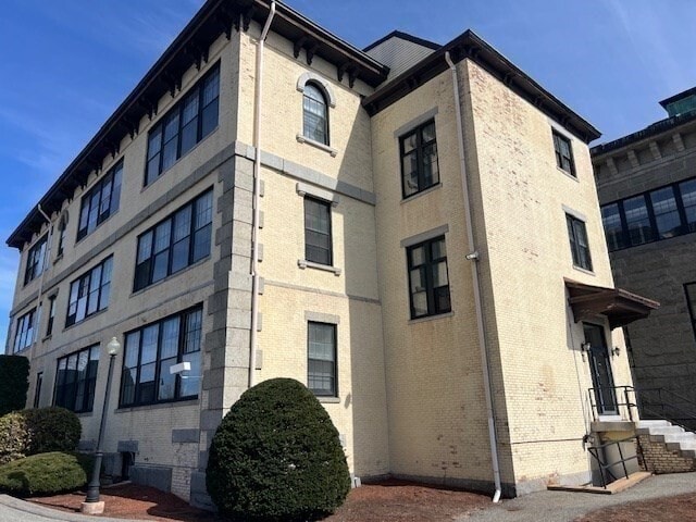 Building Photo - 201 Thorndike St
