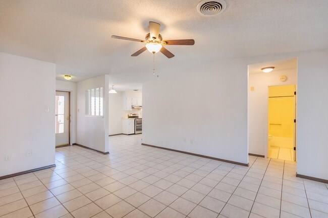 Building Photo - 3 Bedroom 2 Bath Home