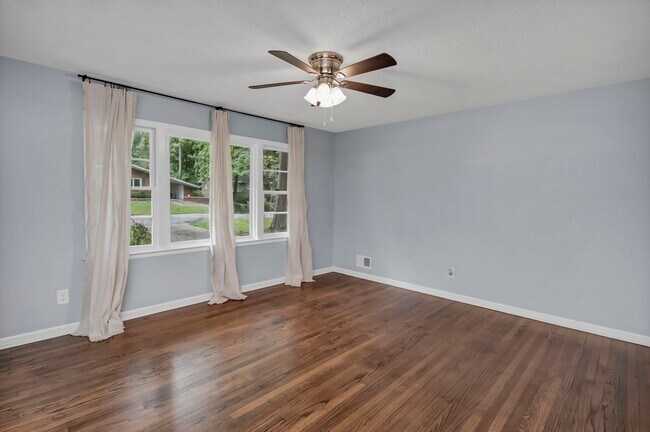 Building Photo - Newly Updated 3 Bedroom Home with Spacious...
