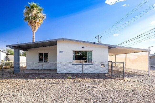 Building Photo - Don't miss your chance on this Marana gem!...