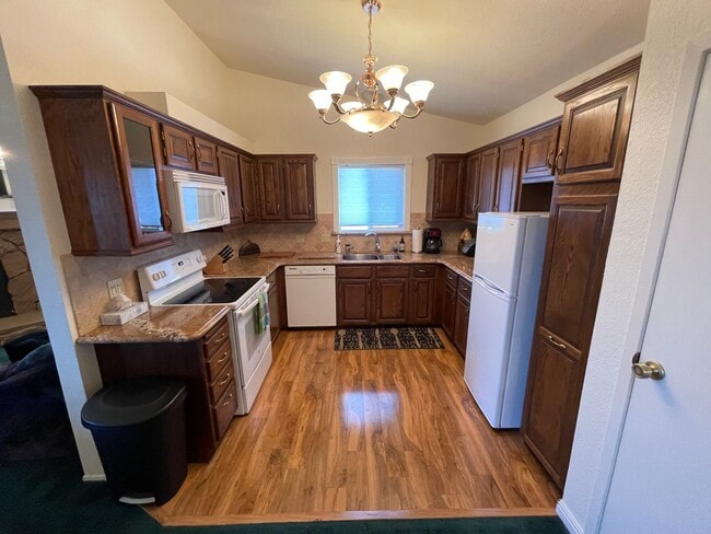 Building Photo - Beautiful townhome available now!