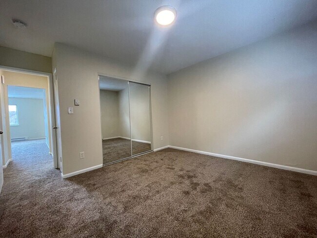 Building Photo - Spacious Montavilla 2 Bedroom Upstairs Uni...