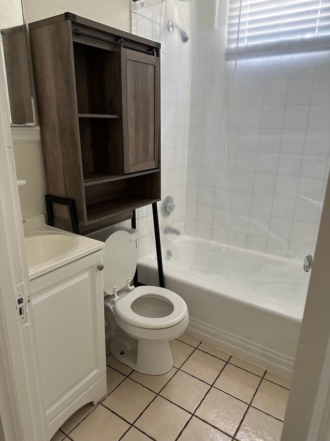Building Photo - Three bedroom, three bath house in West En...