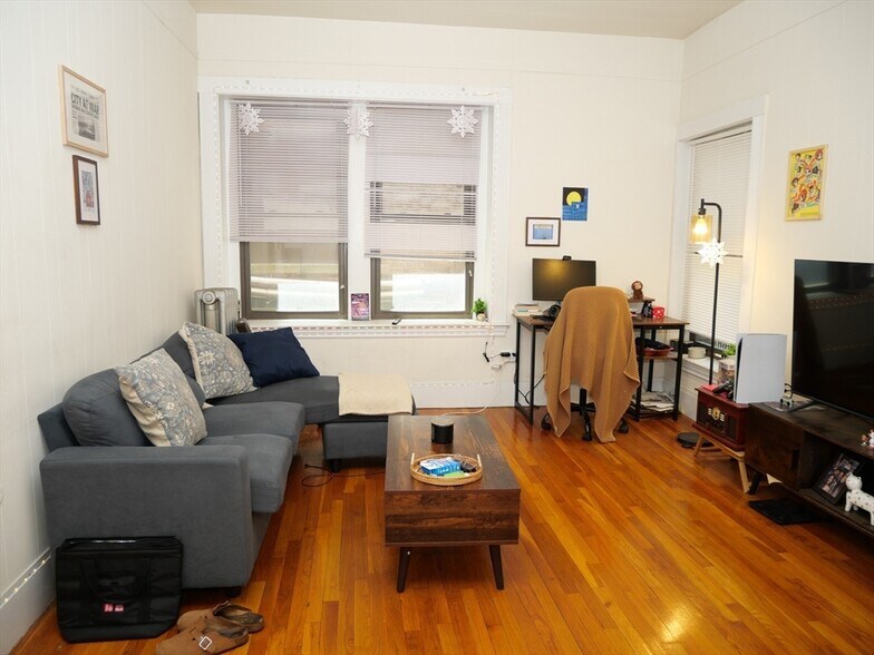 Primary Photo - 1396 Beacon St