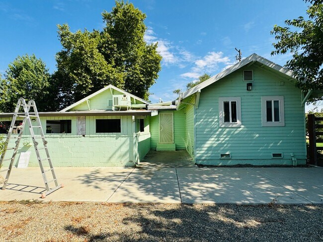 Building Photo - Coming Soon! Cute Two Bed, Two Bath Countr...
