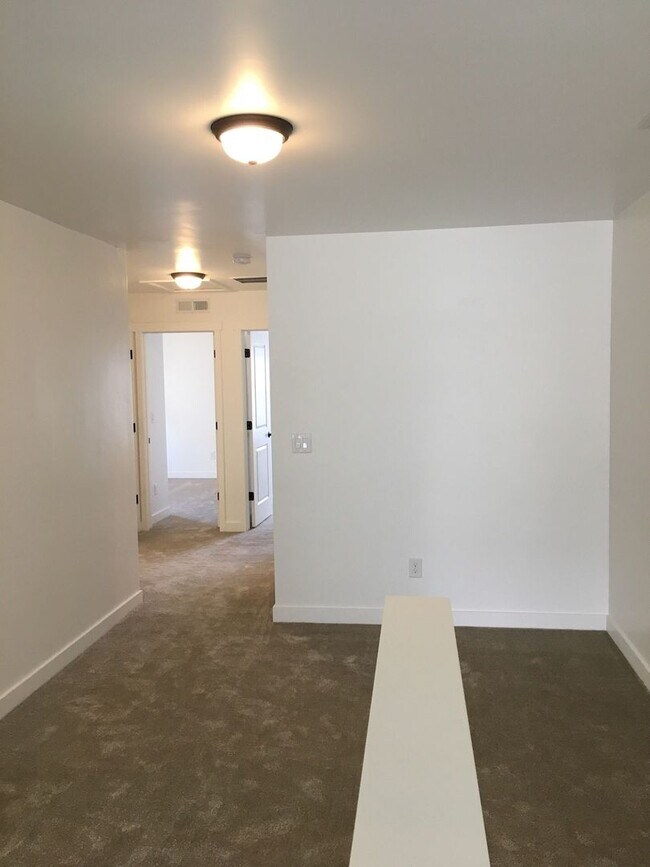 Building Photo - Pet Friendly Gorgeous Row End Townhome w 2...