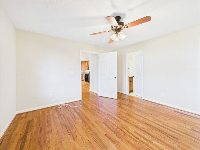 Building Photo - Bright & Spacious 4-Bedroom Home Located i...