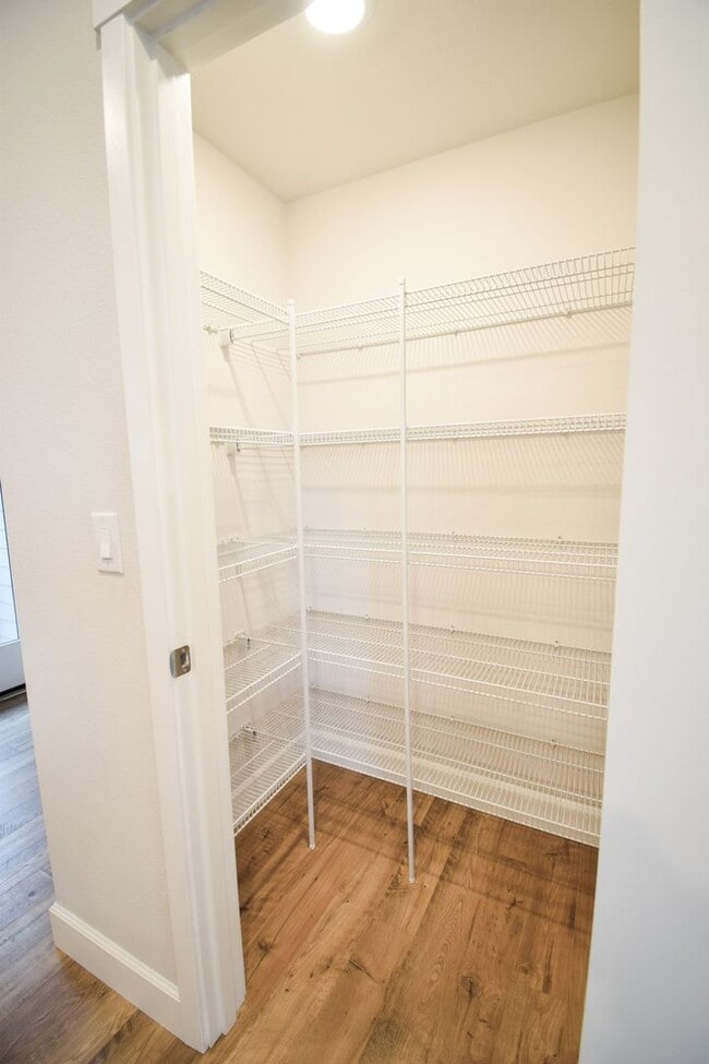 Building Photo - Beautiful 4 Bedroom 3.5 BA Home! Mother in Law Suite, Attached Garage & Top floor Bonus Room!