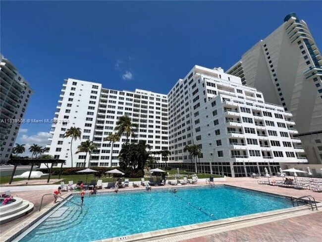 Building Photo - 5005 Collins Ave