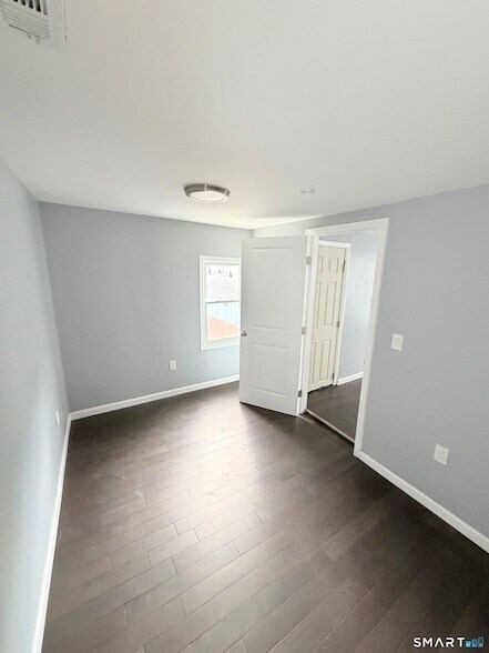 Building Photo - 16 Daggett St