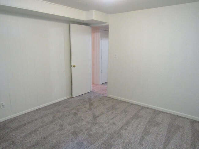 Building Photo - 2 Bedrooms plus 2 non confirming bedrooms in the basement close to light rail