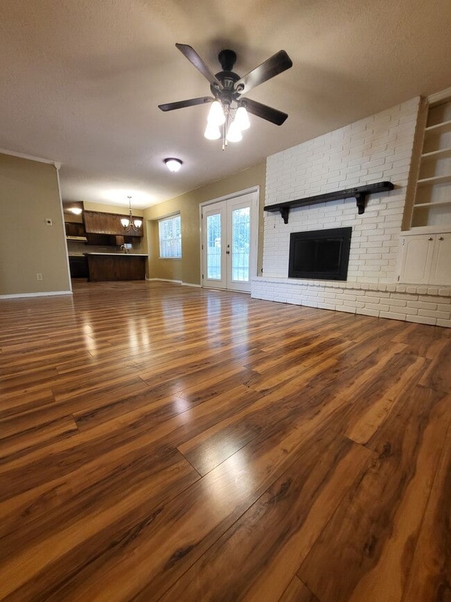 Building Photo - (4) Bed/(2) Bath + (2) Living Areas Avail ...