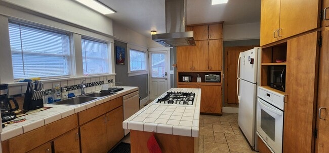 Building Photo - Single Family Fully Furnished Home with Al...