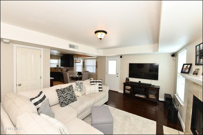 Building Photo - 5060 Silver Sands Ave