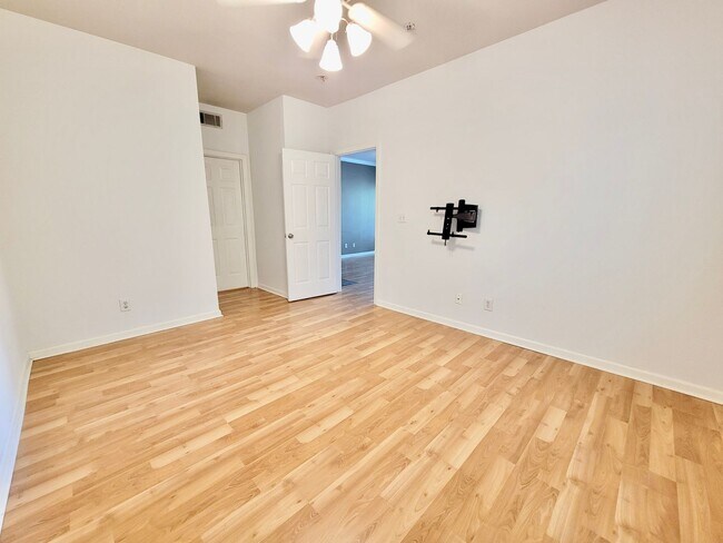 Building Photo - Two bedroom condo with garage - James Island