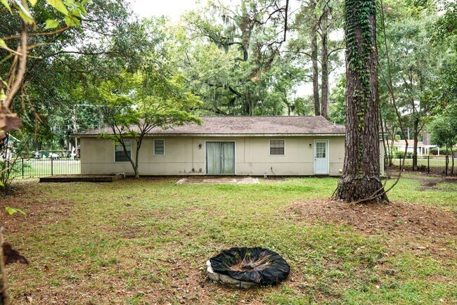Building Photo - Beautiful 4 bedroom in the heart of Mossy ...