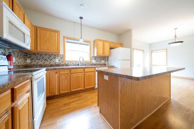 Building Photo - 2692 Vierling Dr E