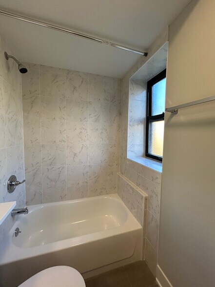 Building Photo - 1131 Oak Ave