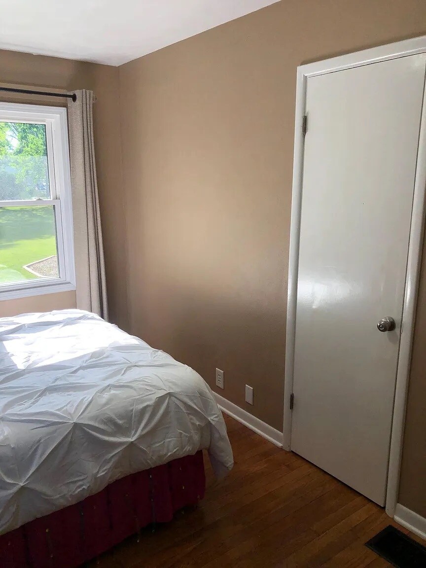 Building Photo - 131 N Hillsdale Dr