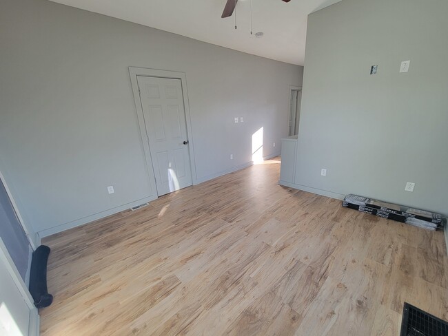 Building Photo - 533 Deleon St