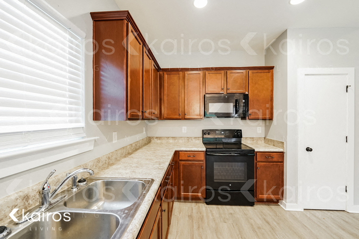 Building Photo - 647 White Oak Cir