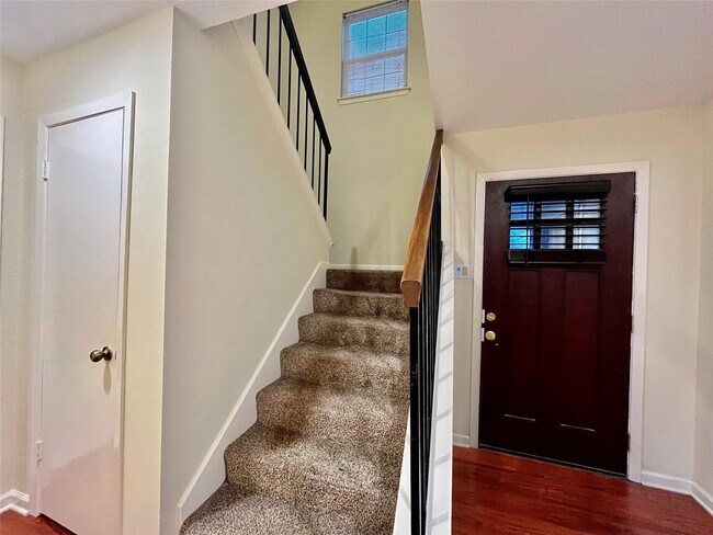 Building Photo - 3038 Sam Houston Dr