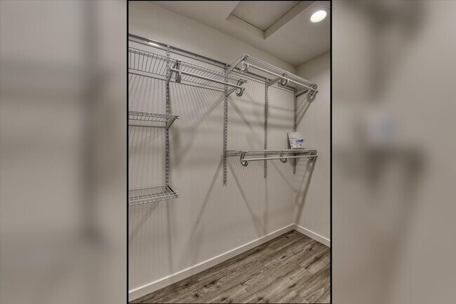 Building Photo - E. 7th Duplex